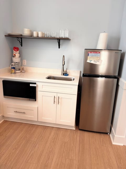 Kitchenette with fridge