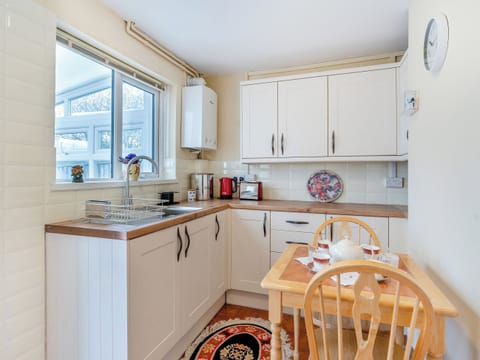Kitchen | Pant Glas Cottage, Pontardawe