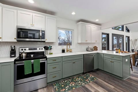 ☕ Cook like a chef in the fully stocked kitchen and fuel your mornings with our gourmet coffee bar. Everything you need for a perfect culinary experience awaits!