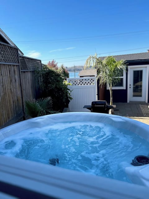 Hot tub with peek-a-boo views the harbor, just steps from Old Town dining 