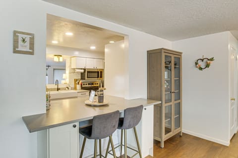 Breakfast Bar | Main Level