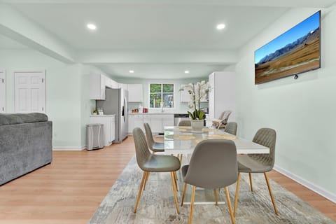 The open concept layout. Have meals while watching your favorite shows.
AC/Heat