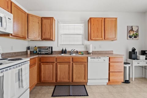 Fully equipped kitchen with modern appliances and all the essentials for preparing meals with ease.
