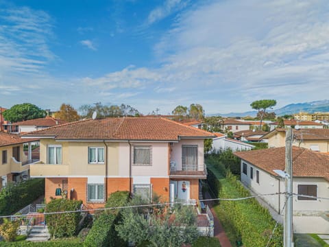 Residential Area, House, Neighbourhood, Home, Roof, Human Settlement, Urban Design, Suburb, Apartment, Balcony