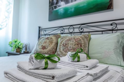 Camera verde con letto matrimoniale