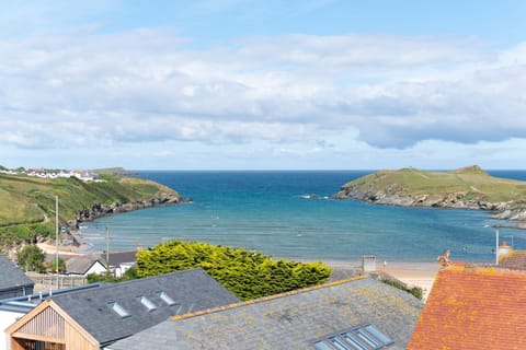Sea Thrift, Ebb Tide, Porth, self catering with Beach Retreats.