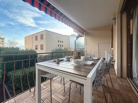 Terrasse agréable pour profiter des repas en extérieur et du climat méditerranéen.