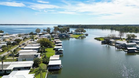 Lake Dora and Bank entrance