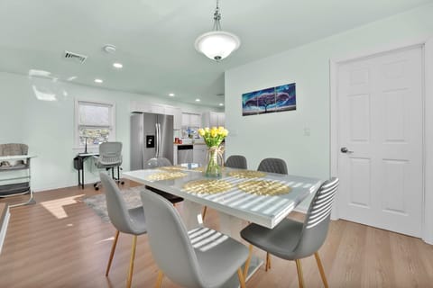 The open concept layout between the kitchen, living and dining areas 