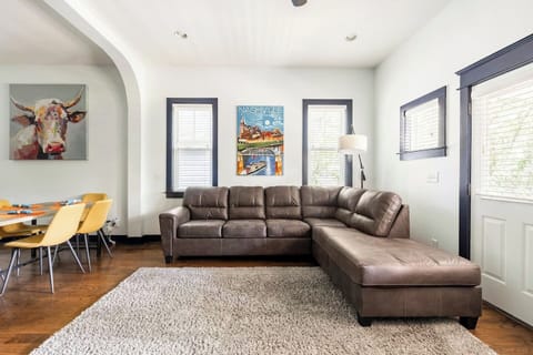 Living room w/ queen memory foam pull out couch