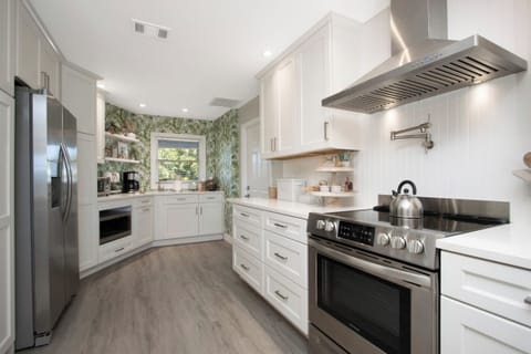 Fully equipped for foodies— everything you need is here! A new gas grill is ready in the garage– just roll it out and fire it up. Convenient access right from the kitchen.