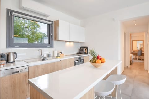 Kitchen with breakfast bar