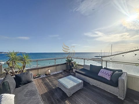 Profitez de moments de détente sur cette terrasse avec vue spectaculaire sur la mer, idéale pour un verre au coucher du soleil. Les canapés invitent à la convivialité et au farniente en plein air.