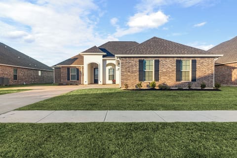 Experience the charm of Flatwood Fairway, a pet-friendly home in Lake Charles. This beautifully designed brick property is your ideal getaway, offering the best Airbnb accommodations for comfort and style