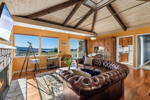 Welcome to Hedgehog! Living Room, Ocean View