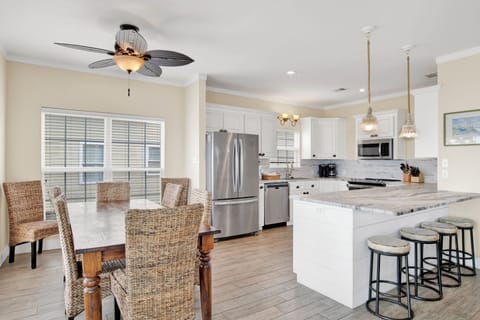 Large dining area that seats 8