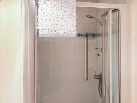 Shower room | Berllys Annex, Criccieth