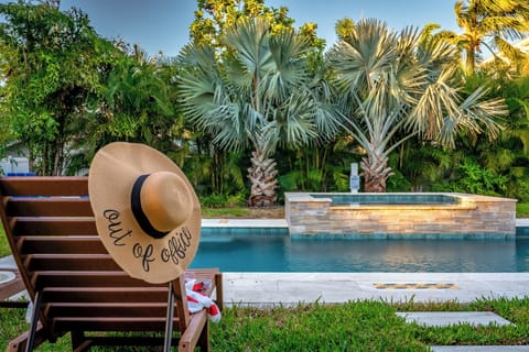 Enjoy a luxurious pool area surrounded by lush greenery, perfect for your vacation! 🌿🏊