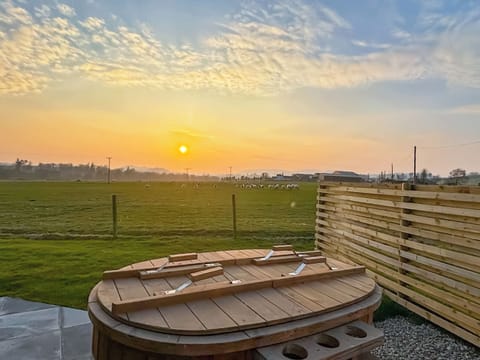 Hot tub | Uuu Pod - Newton Of Inshewan Farm Pods, Forfar