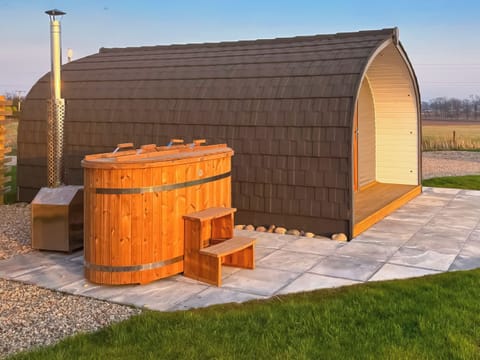 Hot tub | Uuu Pod - Newton Of Inshewan Farm Pods, Forfar