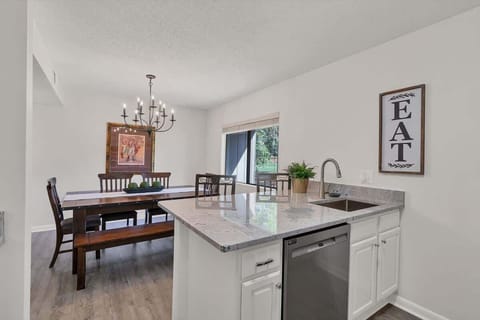Gorgeous and newly renovated kitchen!