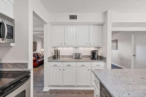 Beverage and spice area with complimentary coffee