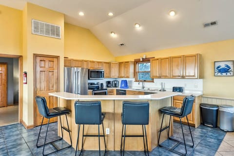 Top-Level Kitchen with Bar (seats 4)