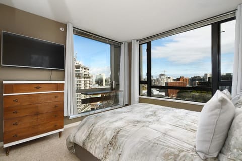 Imagine waking up with this amazing view, and a comfortable queen-size bed. Only at Alluring Astoria!