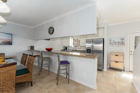 Keep the kids happy at the breakfast bar. It's perfect for snacking, quick meals, or hobbies!