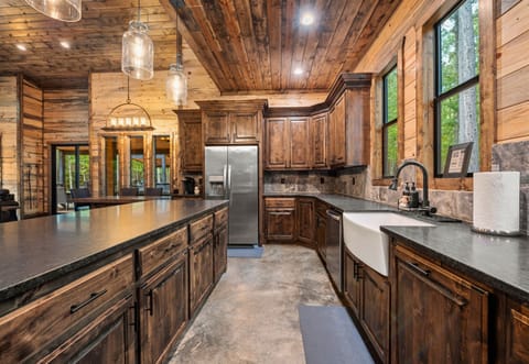 This fully equipped kitchen offers a blend of style and functionality, perfect for everything from snacks to feasts.