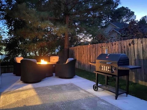 Outdoor patio set with charcoal grill and propane fire pit. Please bring own propane tank.  Please bring own charcoal. We do not supply propane nor charcoal.  