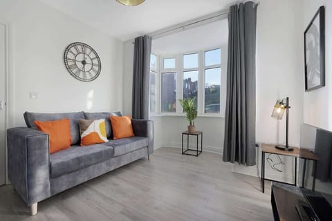Spacious living room equipped with a SMART TV with Netflix and plenty of space to sit down and relax. 