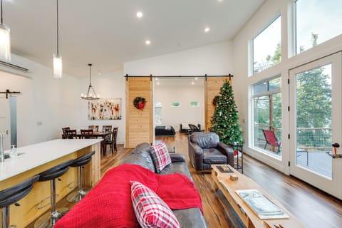 Greenbank Vacation Rental | 2BR | 2BA | 1,600 Sq Ft | Steps Required