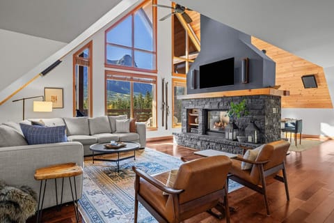 WOW factor - prepare to be blown away by the phenomenal mountain views, seen through tall vaulted windows, that greet you as you step through the front doorq