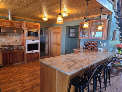 Counter seating for three