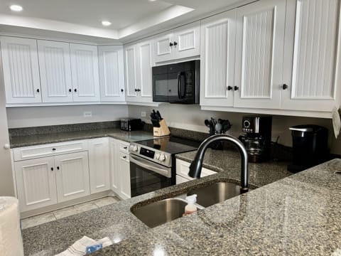 New Kitchen! Fully Stocked