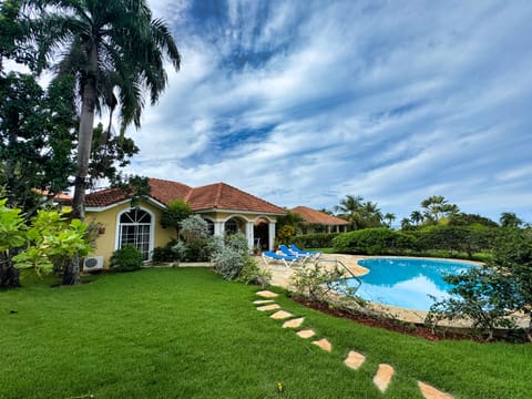 Large garden with pool and Oceanview