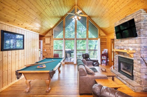 Game Room Retreat: Enjoy laughter and fun by the pool table with stunning forest views!
