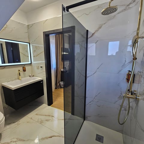 Modern Private Bathroom