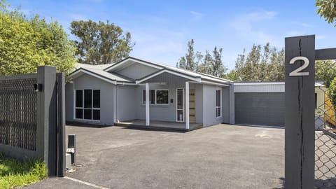 Capel's Airy retreat with large driveway and automated gate