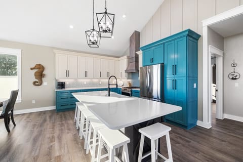 A huge island seats 6 for eat in meals and socializing