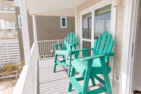 Smokey’s Sunset - Beachfront 3BR - Direct Gulf Views - Sleeps 9 - Surfside 1 Apartment in Mexico Beach