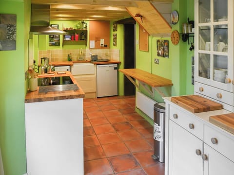 Kitchen | Rose Villa, Brynhenllan, Dinas Cross, Pembrokeshire