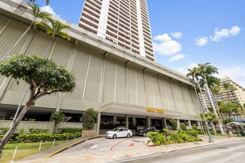 Royal Kuhio building exterior
