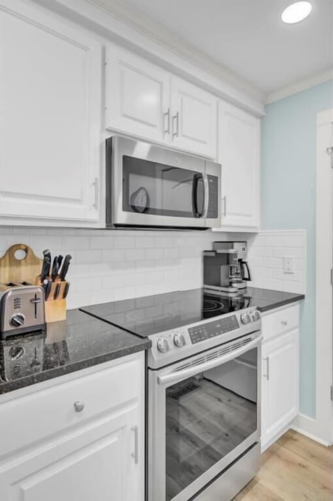 11 Lagoon Villa Oven and Microwave