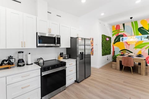 Discover everything you need in this spectacular kitchen, fully equipped to make meal preparation a breeze.