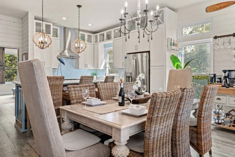 Dining Station Great for Large Groups 4