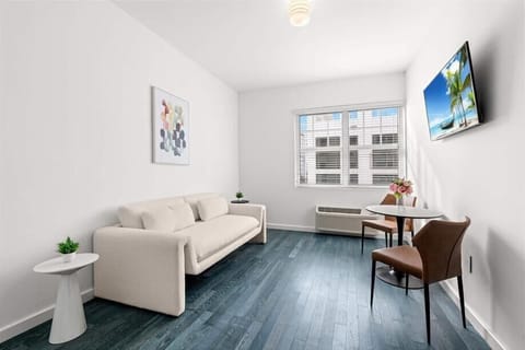 Miami Miami Beach Studio King Living Room