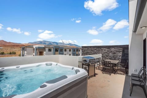 Private Roof Top Hot Tub!