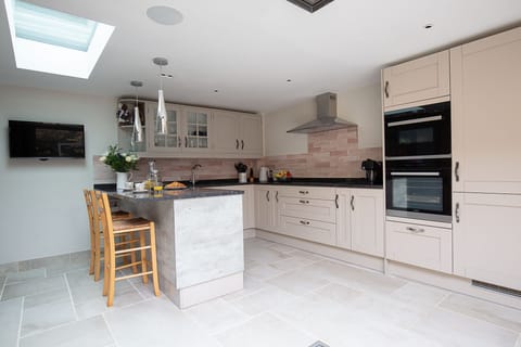 Fuschia Cottage Kitchen - StayCotswold